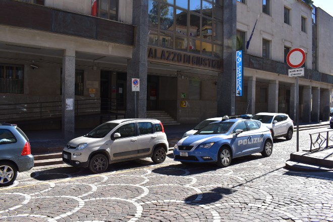 Nicosia. Personale Polizia di Stato domano incendio autocarro