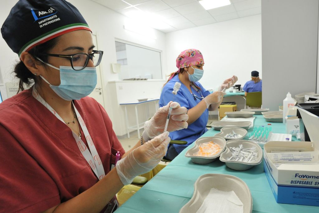 Focolaio Covid a Pantelleria dopo una festa. Il sindaco: “Vaccinatevi”