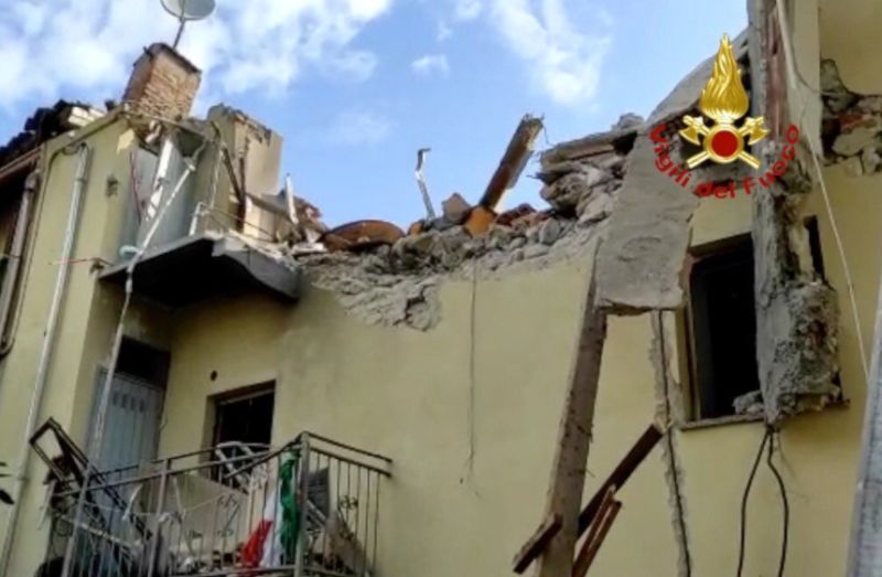 Crolla palazzina a due piani a Torino, morto un bambino
