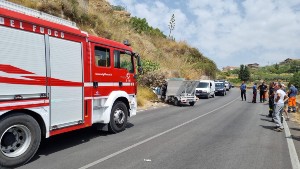 Incidente su SP Assoro-Dittaino, incastrato conducente estratto da Vigili del Fuoco
