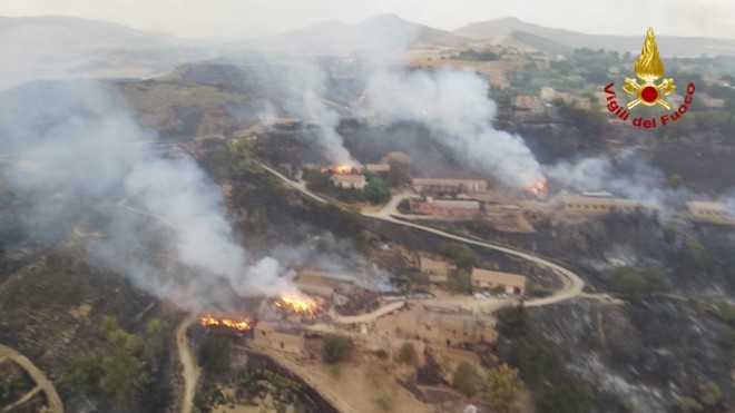 Enna: continuano fiamme a Pergusa, distrutte 2 aziende