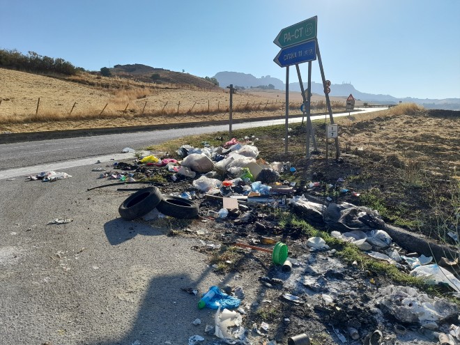 Enna: territorio non solo devastato dagli incendi ma anche dalla “monnezza”