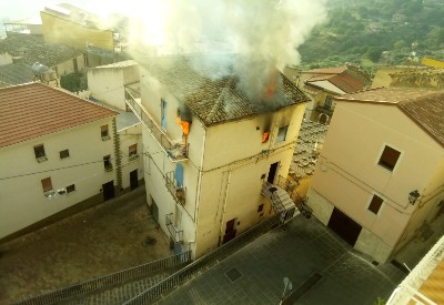 Gagliano. Un fortissimo boato ha svegliato gli abitanti di via Orto Badia, avvocato carbonizzato