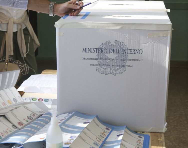 Urne aperte per i ballottaggi, alle 12 affluenza sotto il 10%