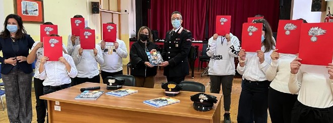 I Carabinieri donano dei libri sull’Arma alle scuole di Barrafranca e Pietraperzia