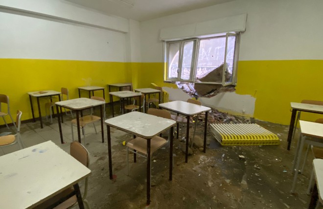 A Centuripe un grosso masso si stacca dal costone e finisce dentro un’aula dell’Istituto Alberghiero