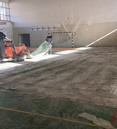 Iniziati i lavori di sostituzione del tappeto nella palestra di Enna bassa