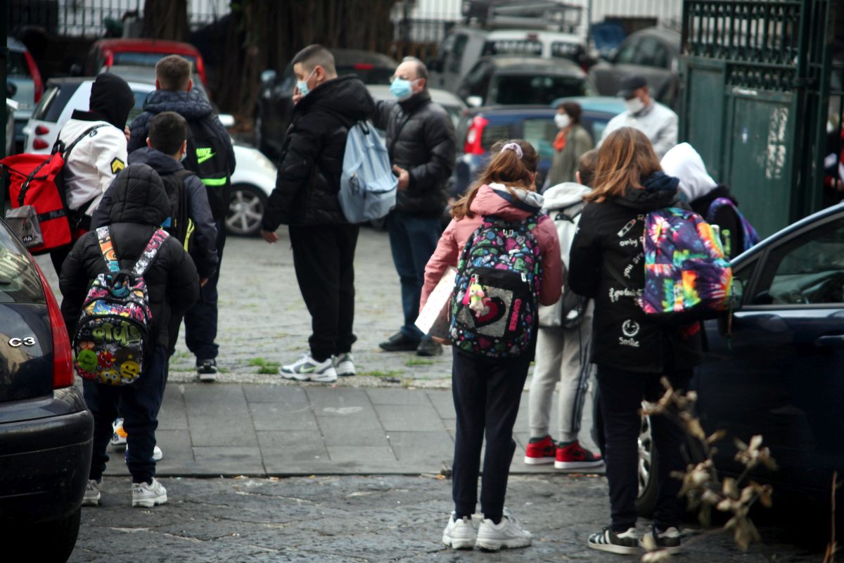 Tar Campania sospende l’ordinanza di De Luca, scuola torna in presenza