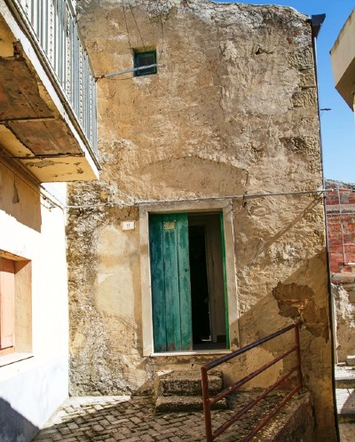 Le sorelle Rizzo di Catenanuova acquistano una casa ad 1 euro nel centro storico di Troina