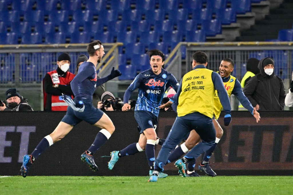 Il Napoli piega la Lazio allo scadere e aggancia il Milan