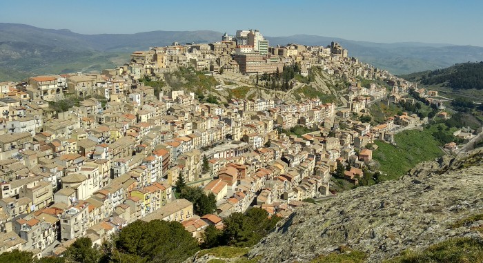 Troina, lavori per 980 mila euro, interesseranno i versanti delle vie Vittorio Veneto, Berlinguer e Marche