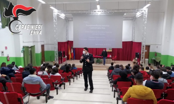 I Carabinieri incontrano gli studenti dell’Istituto Falcone di Barrafranca ed i giovani dell’Istituto Guarnaccia di Pietraperzia.