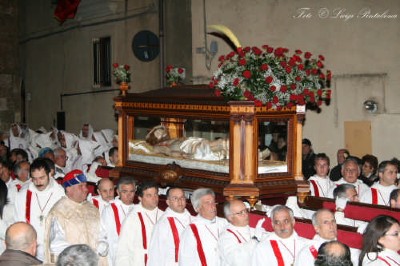 Calascibetta: senza cambio generazionale la pesante urna del Cristo Morto rimarrà in chiesa. La scultura raffigurante il Signore sarà portata in processione su un lenzuolo