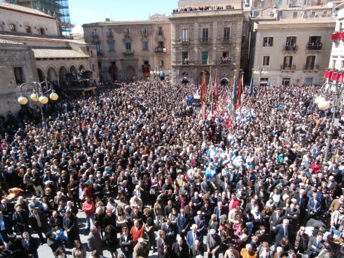 Pasqua. Riprendono le processioni: Un bene o un male?