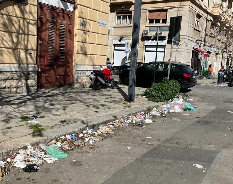 Salta lo spazzamento, strada del centro di Palermo diventa discarica