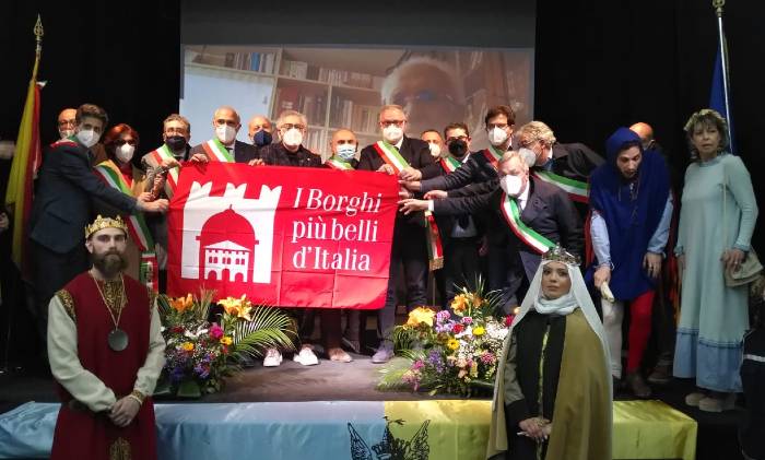 Calascibetta: consegnata la bandiera de “I Borghi più belli d’Italia”