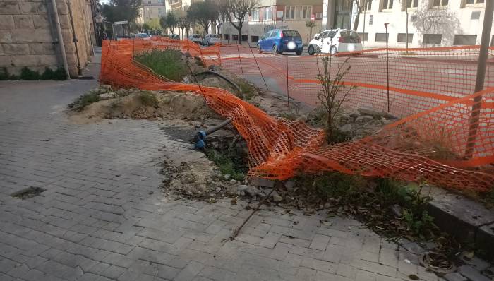 Enna. Un marciapiede che da anni rimane a cielo aperto e pericoloso in viale Diaz