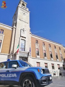 La polizia di stato esegue decreto di sospensione e di contestuale chiusura per quindici giorni di un esercizio pubblico in un comune della provincia