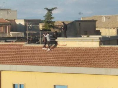 Si rincorrono su tetto casa 4 piani a Enna, Polizia sta provando a identificare i giovanissimi