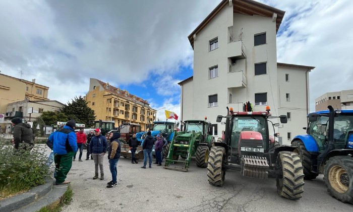 Crisi comparto agricolo e zootecnico: agricoltori e allevatori di Enna e provincia in presidio permanente