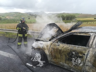 Auto in fiamme sulla Palermo-Catania, traffico rallentato