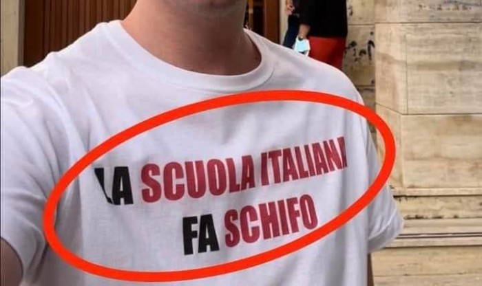 Enna. “La scuola fa schifo”, la maglietta provocatoria di uno studente alla maturità