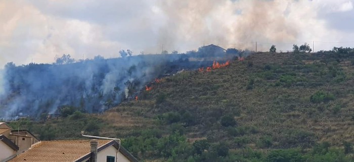 Valguarnera: fuoco in contrada Cafeci, 5- 6 ettari di macchia mediterranea
