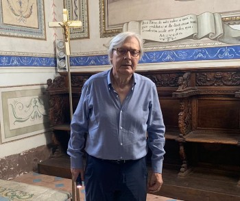 Sgarbi in visita a Calascibetta: “E’ poesia l’antico villaggio rupestre, la vallata e il bosco che lo circonda”