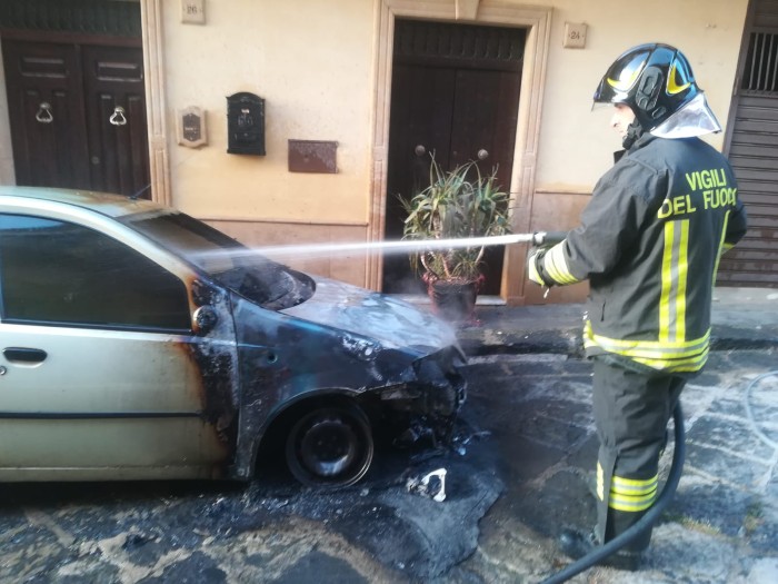 Enna. Vigili del fuoco – notte impegnativa sul fronte incendi: continua discarica Cozzo Vuturo, in contrada Baronessa, ad Assoro e a Pietraperzia un’autovettura