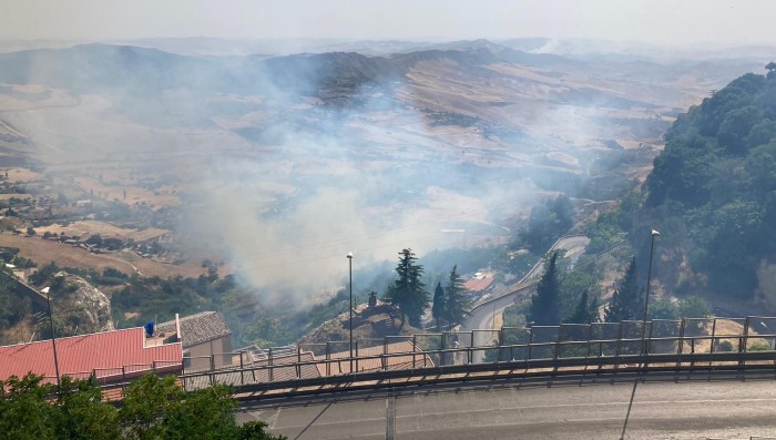 Enna: fiamme lambiscono località Papardura, due persone finiscono in ospedale