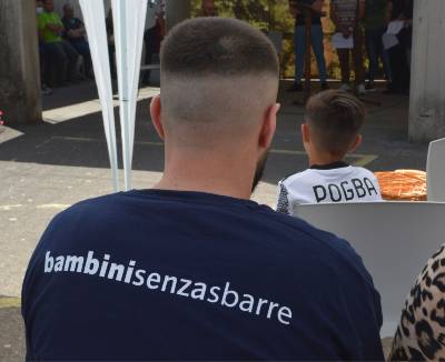 Nel carcere di Piazza Armerina i bambini giocano a calcio con i loro papà