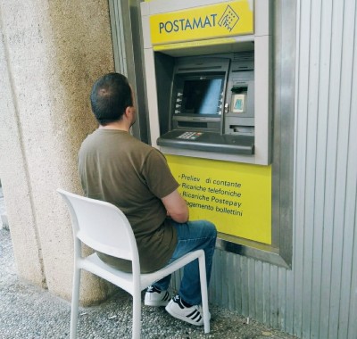 Bancomat lento ad Aidone, correntista prende sedia e si siede di fronte al bancomat