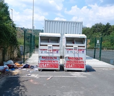 Aidone: attorno ai cassonetti per la raccolta degli abiti, sempre più spesso, si formano mini discariche