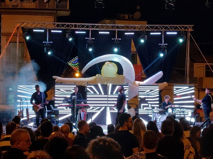 Calascibetta: La band padovana “Xverso”, con il tributo a Tiziano Ferro, strega la piazza xibetana