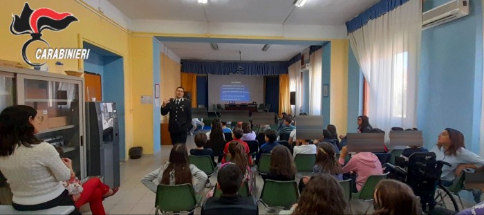 Barrafranca, incontro tra gli studenti della scuola Europa e Carabinieri