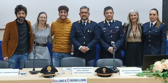 Piazza Armerina: “Rischi e pericoli del web: come difendersi” Polizia incontra studenti Istituto Chinnici-Roncalli