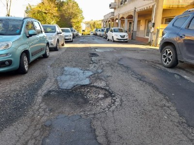 Enna. Asfalto colabrodo proteste in via Libero Grassi