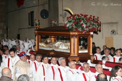 Calascibetta: ritorna in processione l’Urna con il Cristo Morto, nel borgo di Cacchiamo verrà rievocata la Crocifissione
