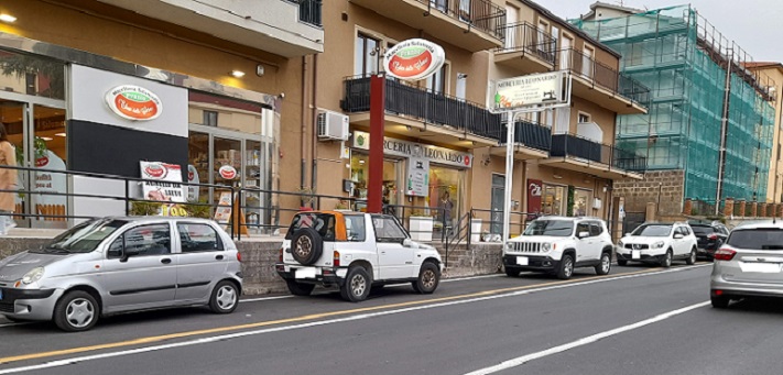 Pista ciclabile di Enna bassa: un ottimo parcheggio per le auto anche se Comune ha messo cartelli divieto di sosta