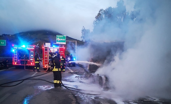 A19. Si incendia un’autotreno all’altezza dello svincolo per Enna, direzione Palermo