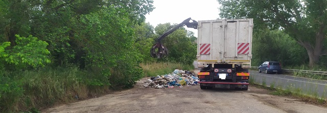 Enna. In corso la pulizia nelle strade provinciali. Raccolti 20 mila chili di rifiuti abbandonati