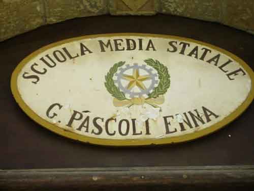 Enna. Scuola Pascoli sì, Scuola pascolo no!