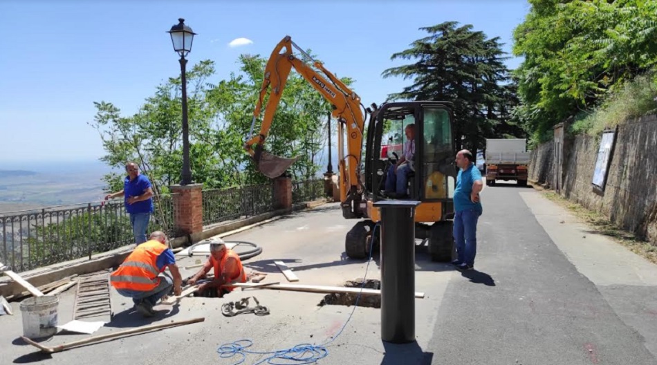 Aidone, stop ad auto e scooter alla villa, sistemati i “panettoni” mobili