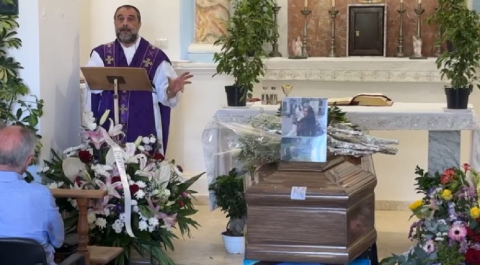 Donna morta in Calabria, lacrime ai funerali, anatema contro l’indifferenza