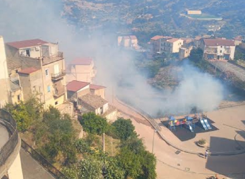 Fiamme a Gagliano, in cenere due ettari di terreno