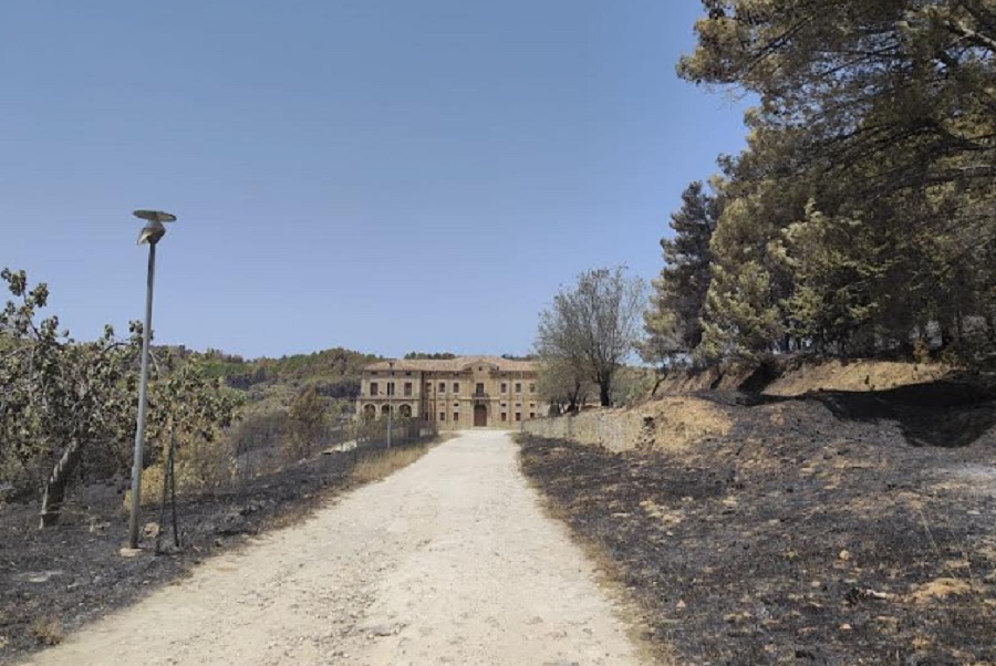 Incendio a Floristella, Legambiente, “il parco dà fastidio in chiave turistica, è un massacro”