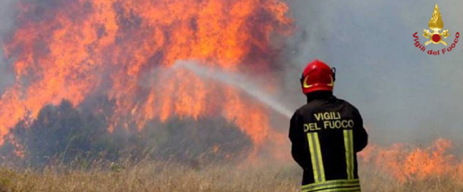 Paura a Regalbuto, roghi minacciano le case