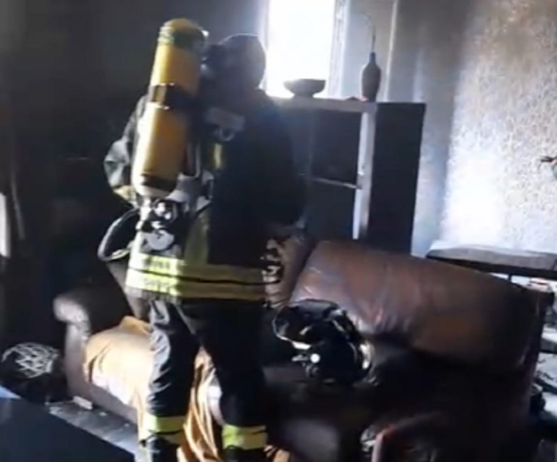 Incendio in una casa a Regalbuto, palazzina evacuata