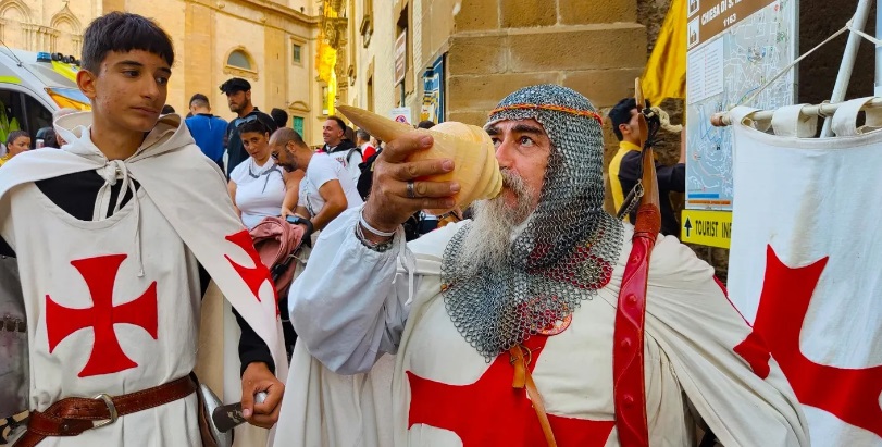 Piazza Armerina, il conte Ruggero si mette… a Nudo