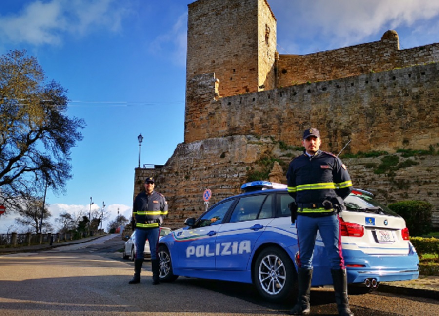 Minaccia di morte i poliziotti col coltello, arrestato ad Enna